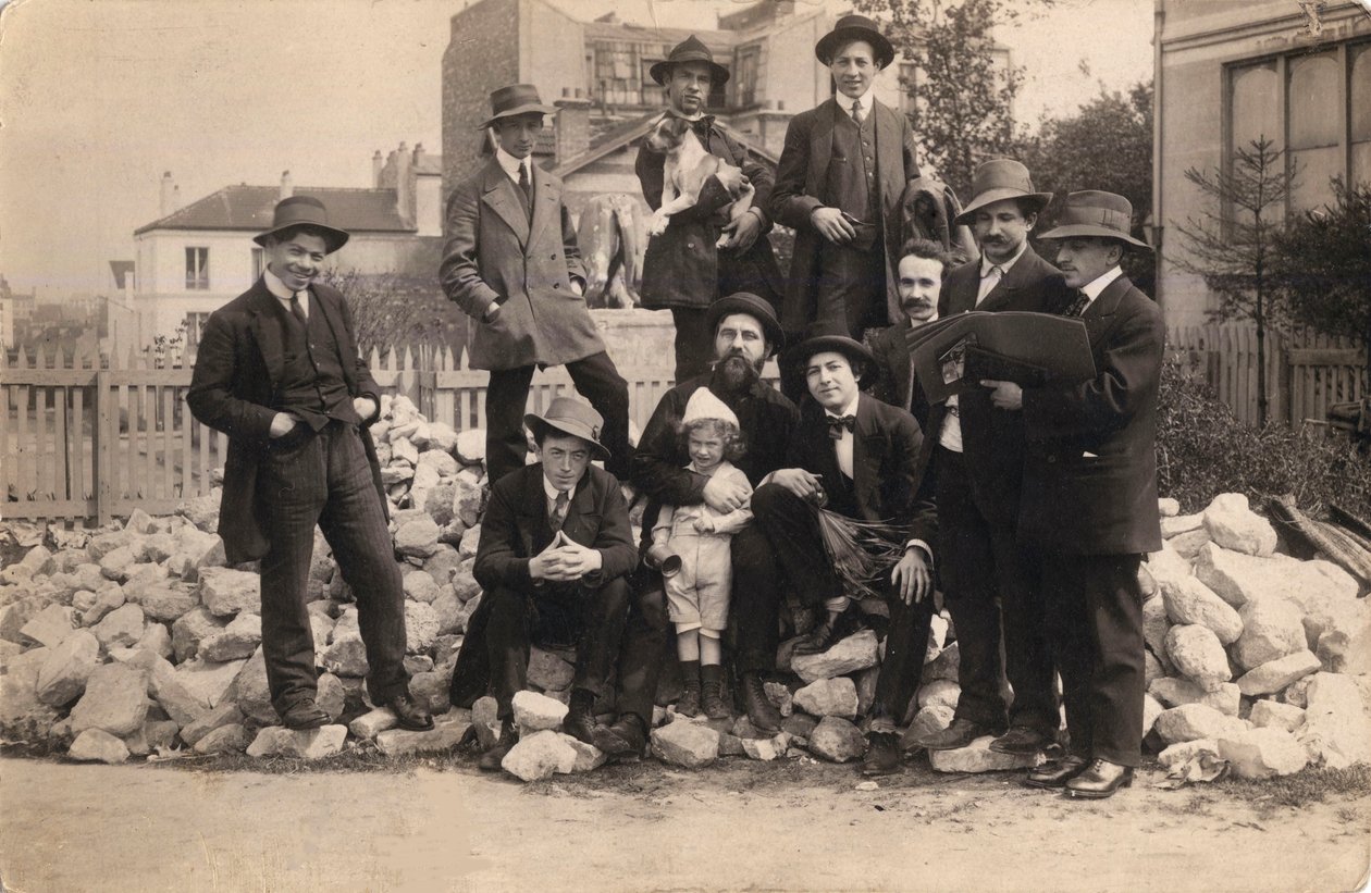 Művészek a La Ruche előtt, Montparnasse, 1914. alkotó: Unbekannt