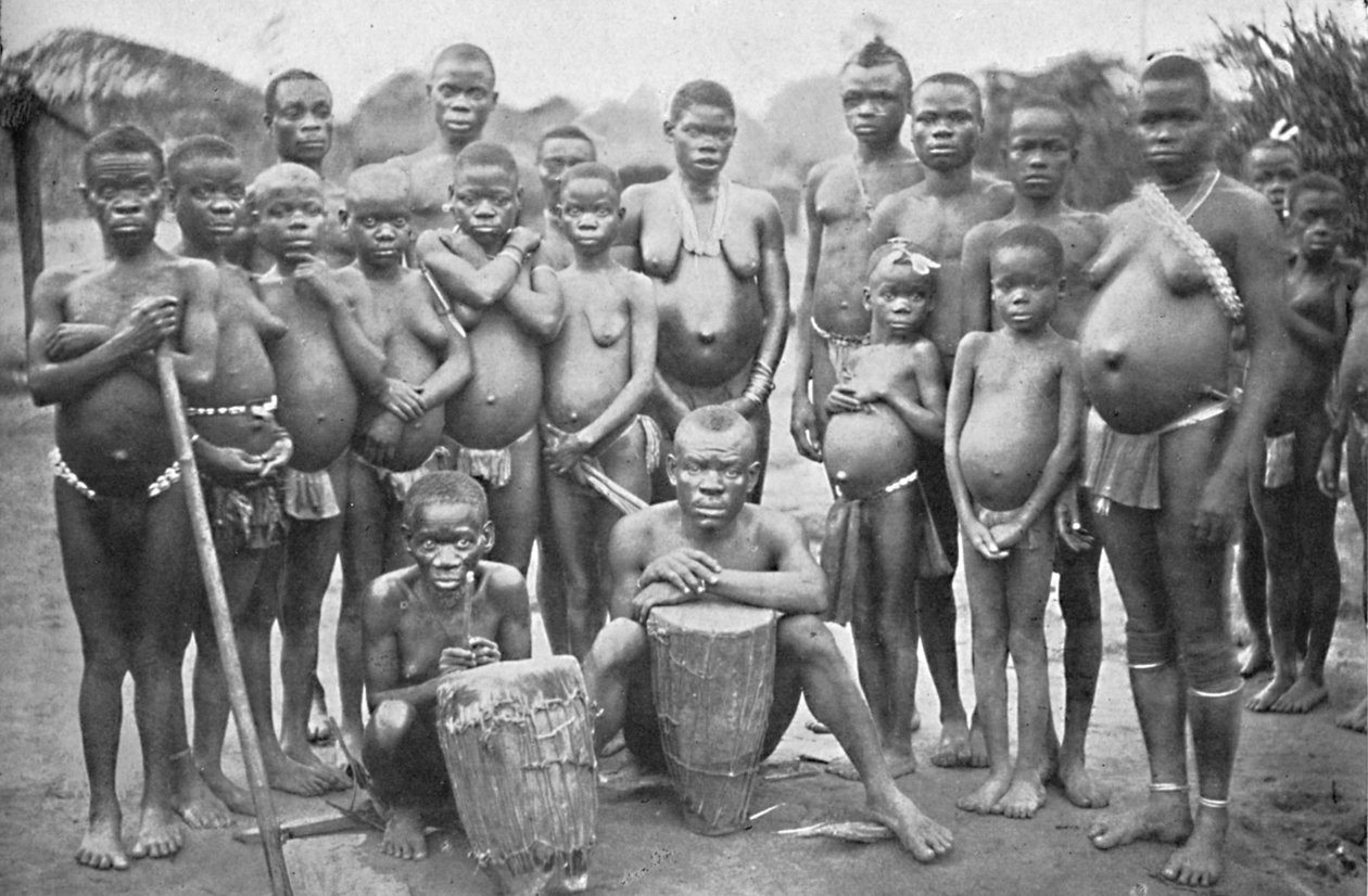 Bambut pigmeus csoport két walesi nővel, 1902 alkotó: Unbekannt