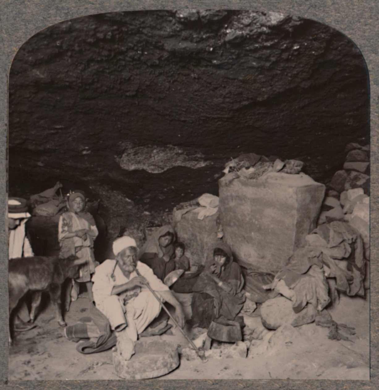 Beduin barlanglakók barlangjaikban, 1900 körül alkotó: Unbekannt