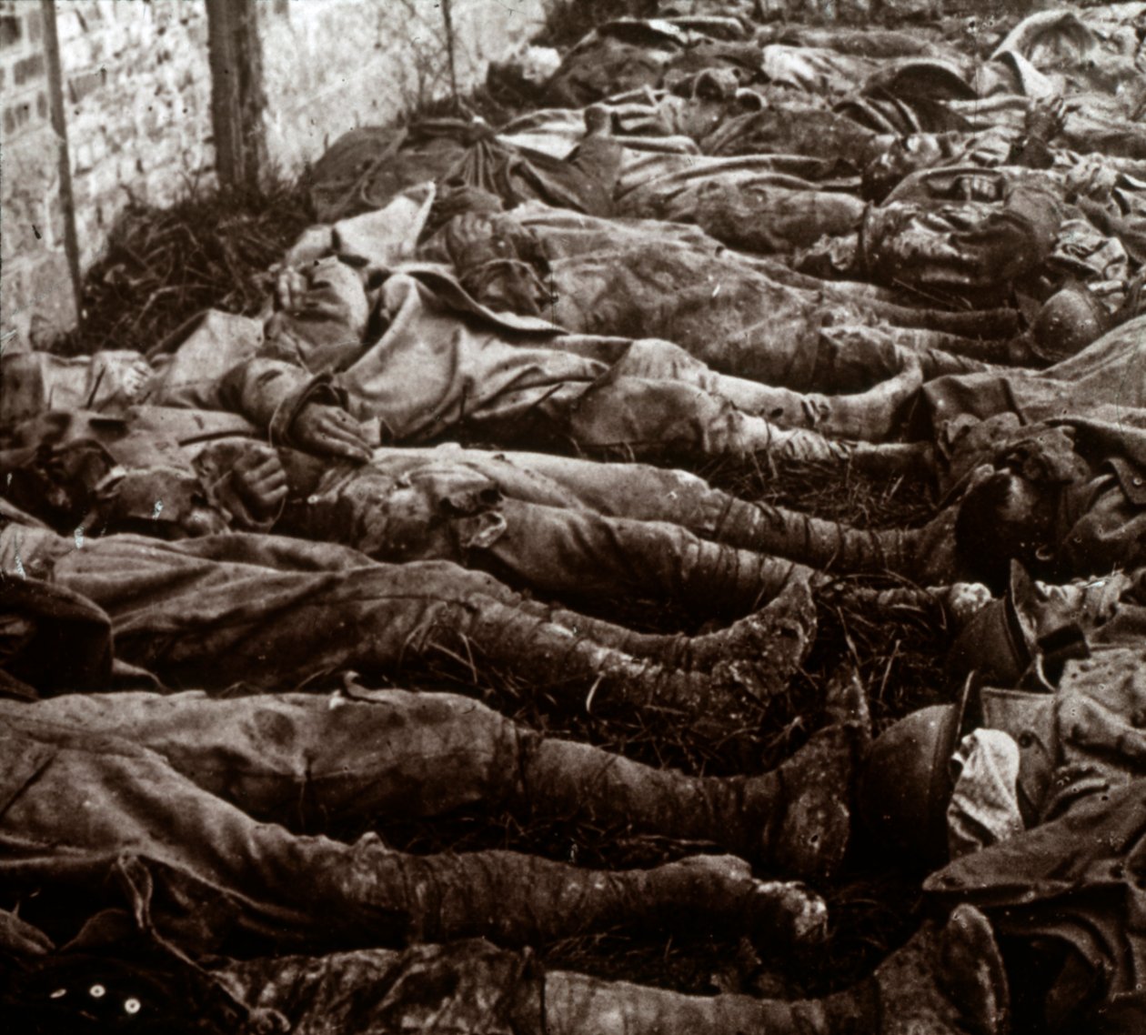 Holttestek támadás után, c1914-c1918 alkotó: Unbekannt