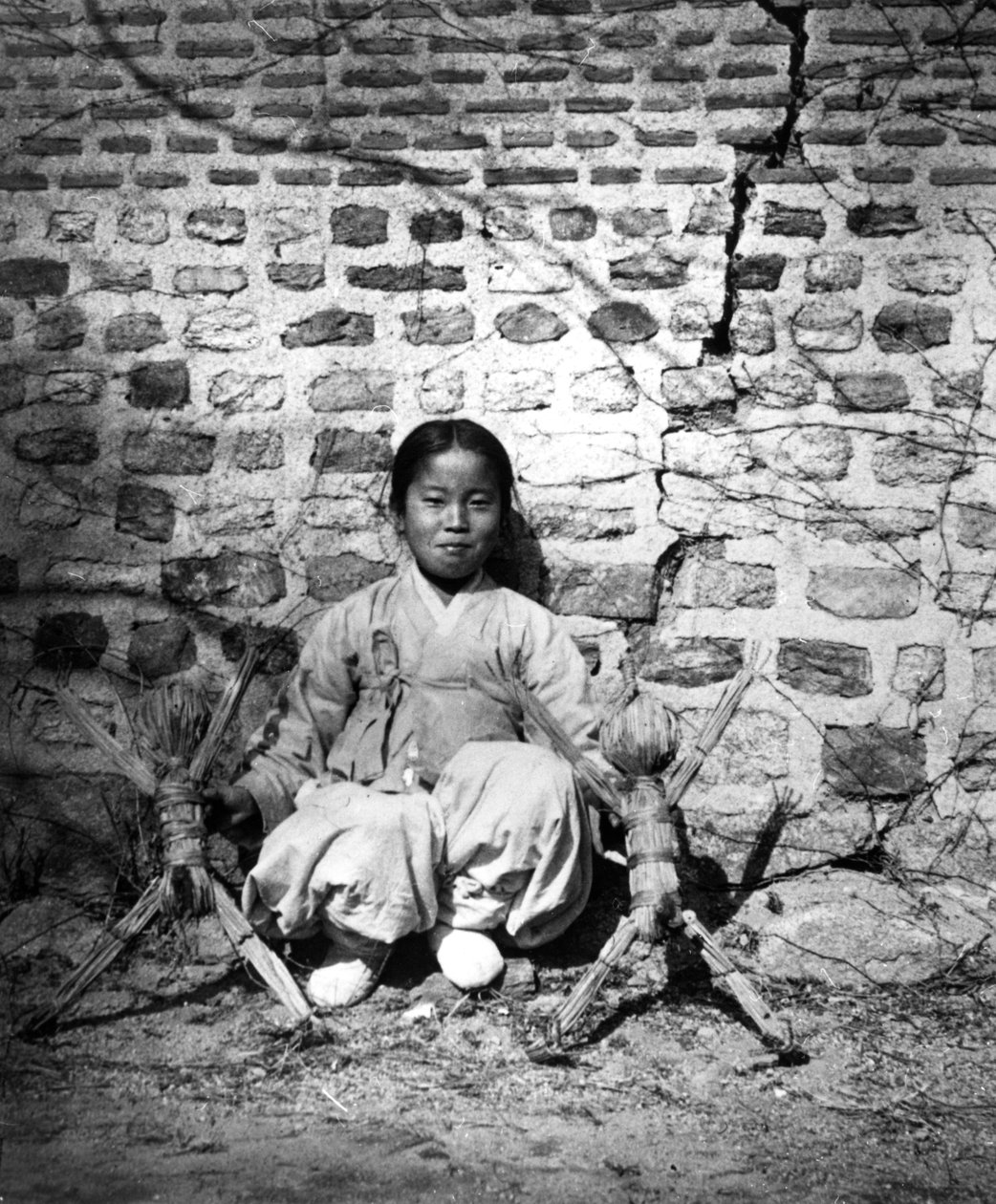 Gyermek ül a fal mellett, Korea, c1900 alkotó: Unbekannt