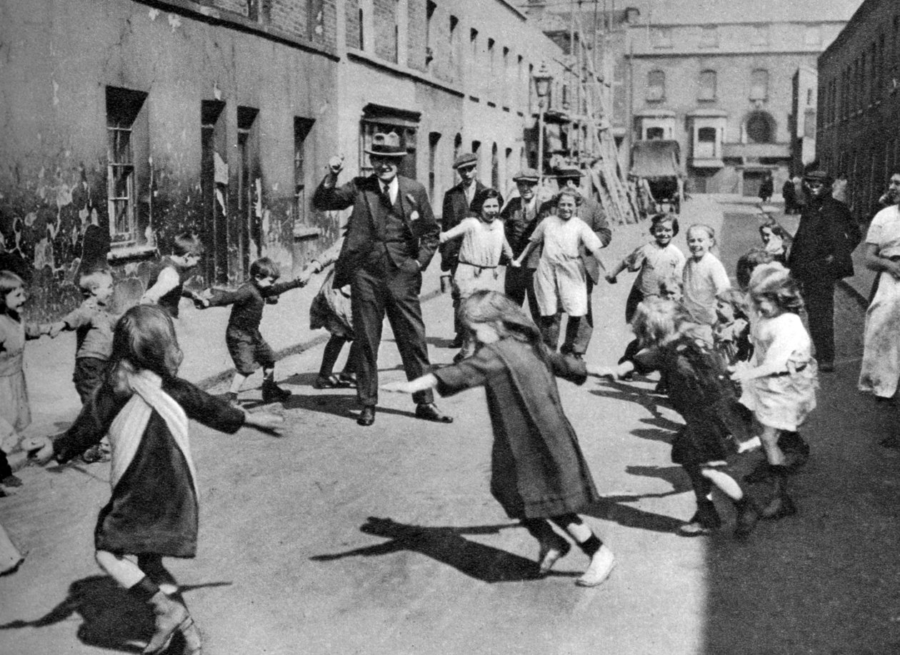 Utcán táncoló gyerekek, London, 1926-1927 alkotó: Unbekannt