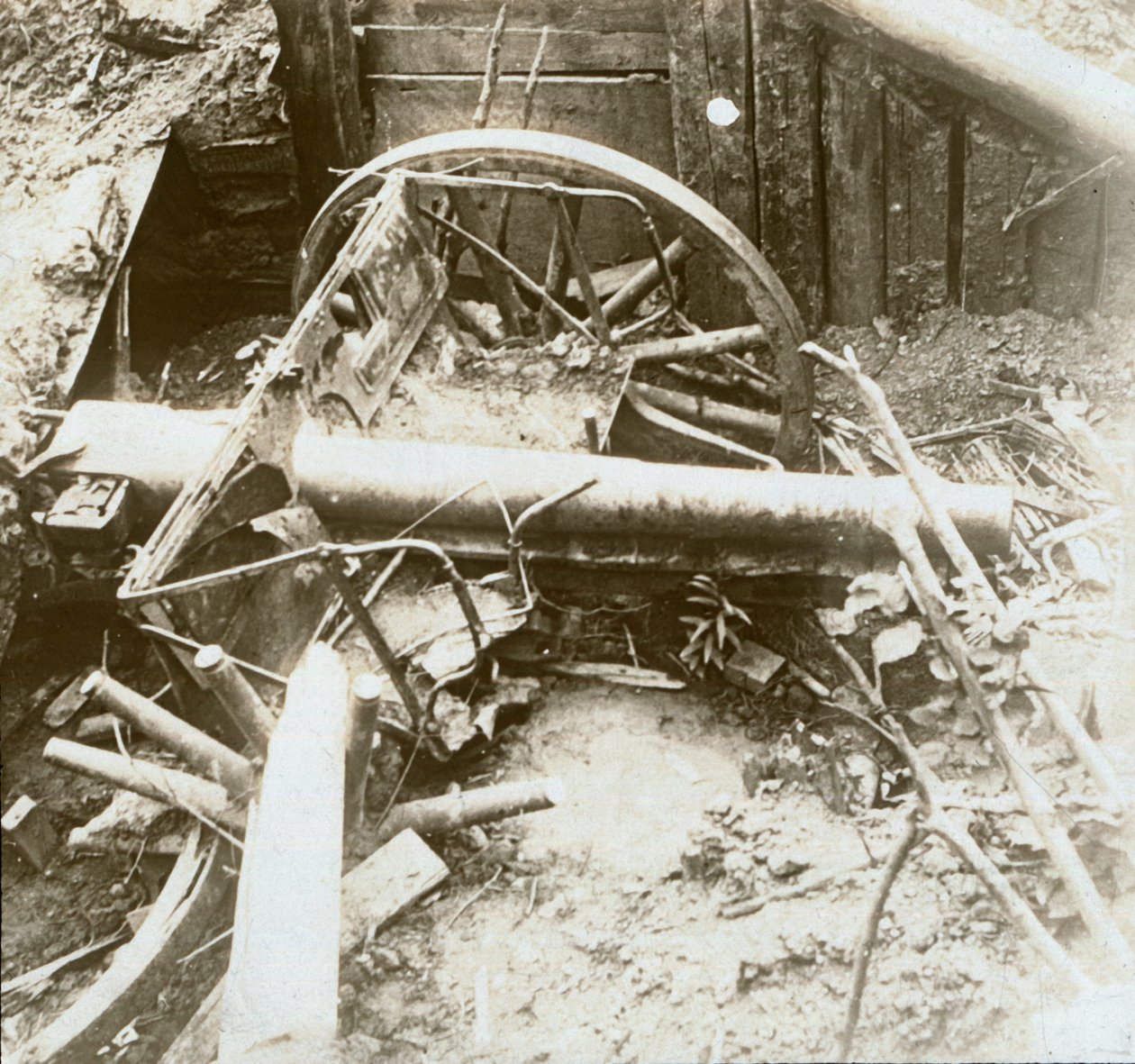 Megsemmisült 7.7-es terepi fegyver, Yser, Belgium, c1914-c1918 alkotó: Unbekannt