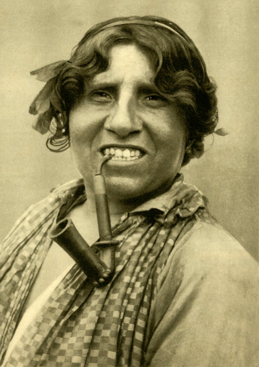 Pipázó cigány nő, Burgenland, Ausztria, c1935. alkotó: Unbekannt