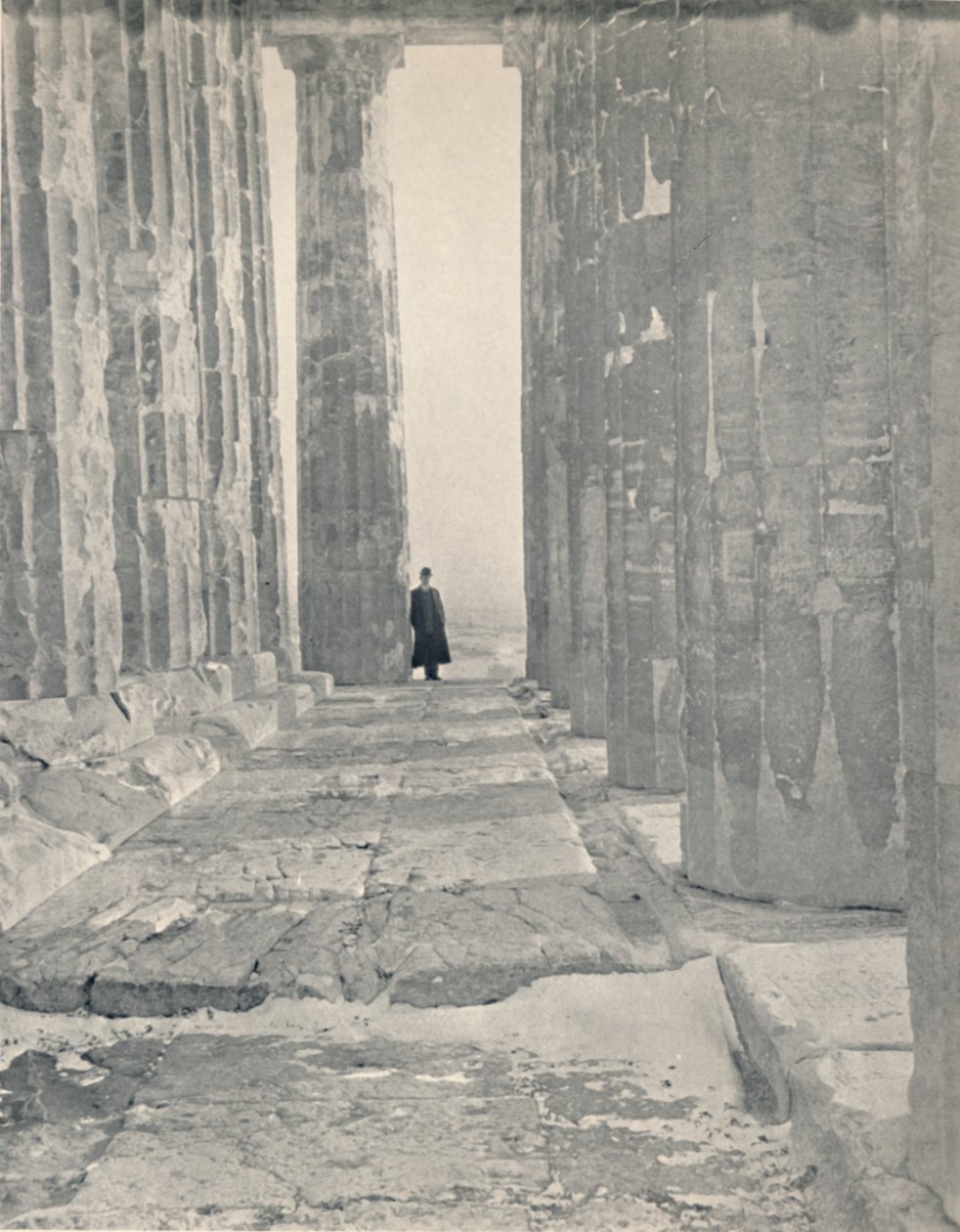 A Parthenon portikuszában, 1913 alkotó: Unbekannt