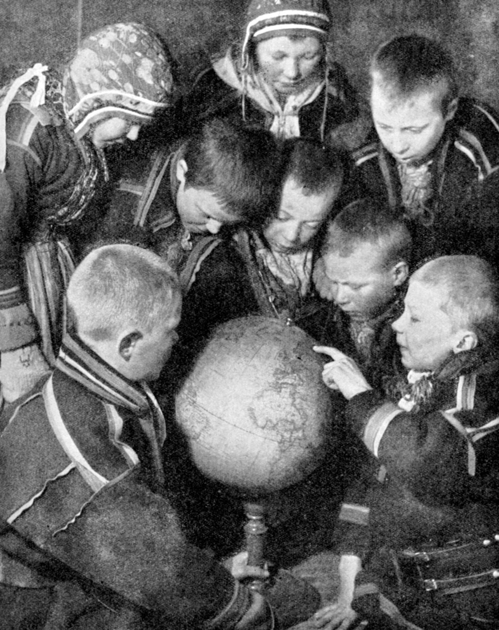 Lapp gyerekek földgömböt néznek, 1936 alkotó: Unbekannt