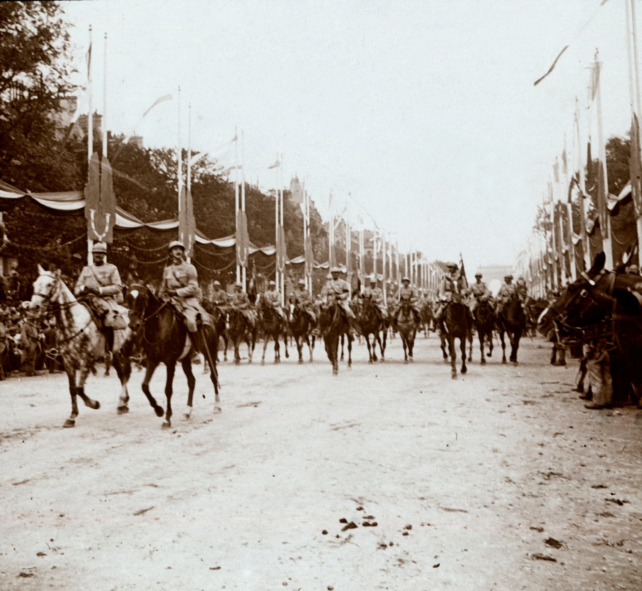 Lovas tisztek, győzelmi felvonulás, Párizs, Franciaország, c1918-c1919 alkotó: Unbekannt