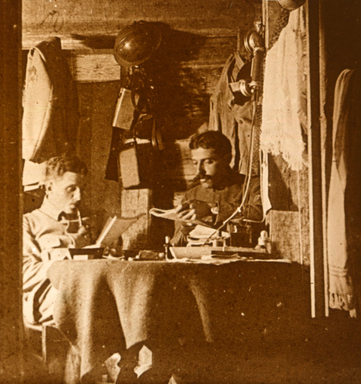Olvasás a lövészárokban, c1914-c1918 alkotó: Unbekannt