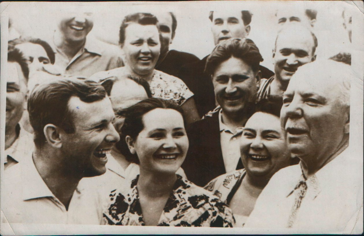 Jurij Gagarin orosz űrhajós feleségével, 1962 alkotó: Unbekannt