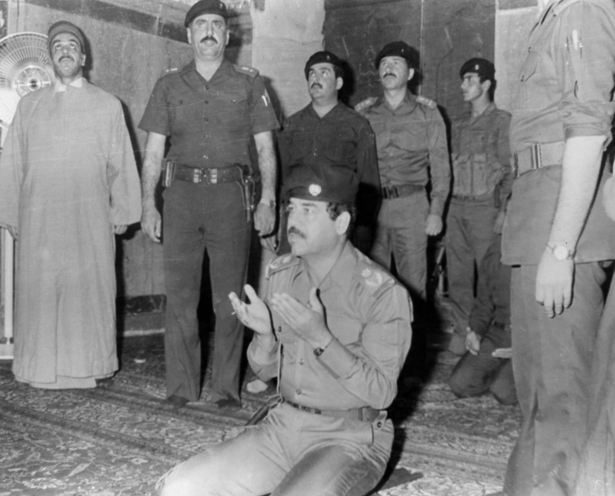 Szaddám Husszein imádkozik, Karbala, Irak, 1985 alkotó: Unbekannt