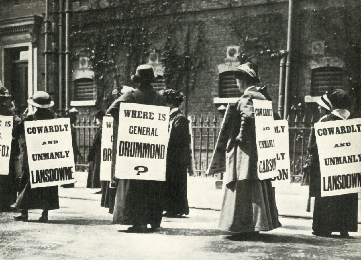 Szufrazsettek egy börtön előtt demonstrálnak, London, 1914, 1947. alkotó: Unbekannt