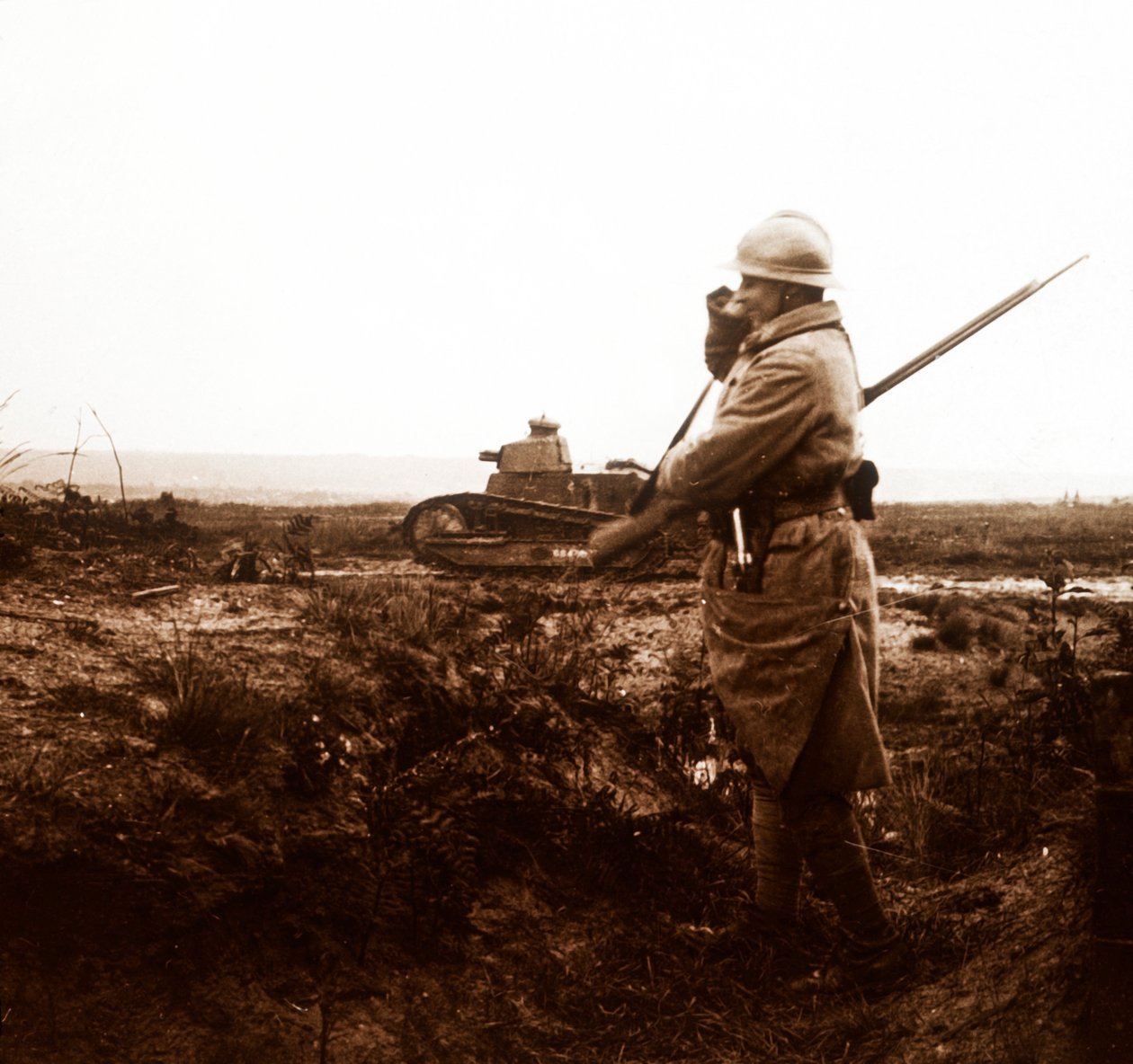 Tank és katona a csatatéren, c1914-c1918 alkotó: Unbekannt