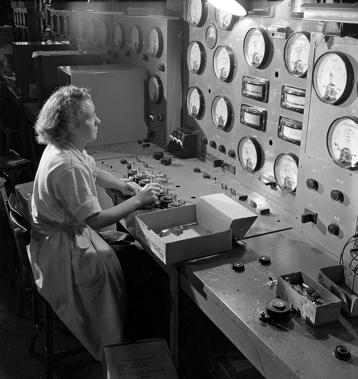 Elektronikus (elektronikus) szelepek tesztelése, Mitcham alkotó: Unbekannt