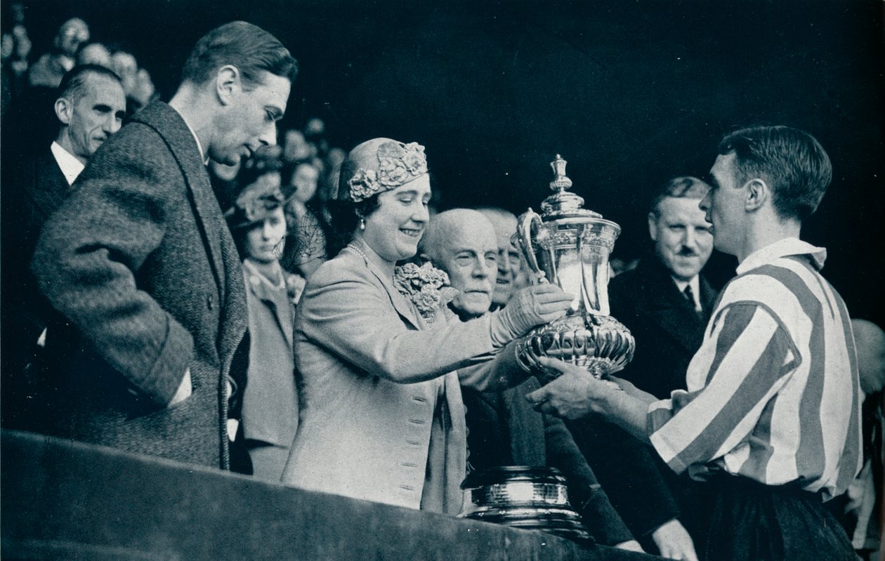 A királynő bemutatja a kupát, 1937 alkotó: Unbekannt