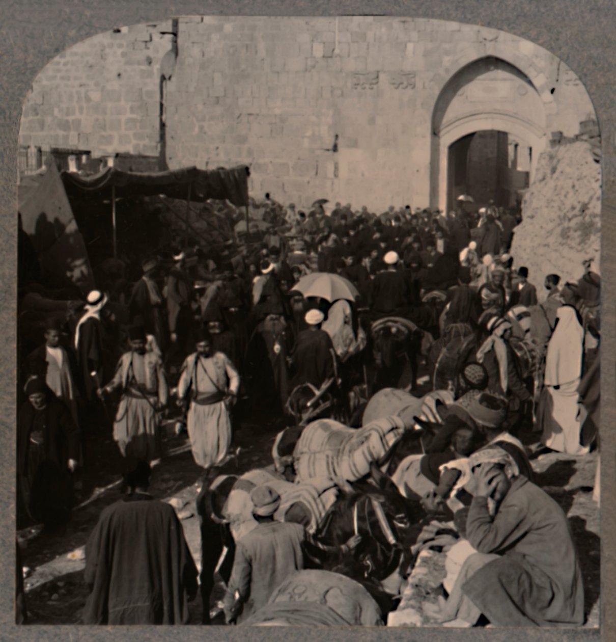 Forgalom a St. Stephens Gate mellett, Jeruzsálem, c1900 alkotó: Unbekannt
