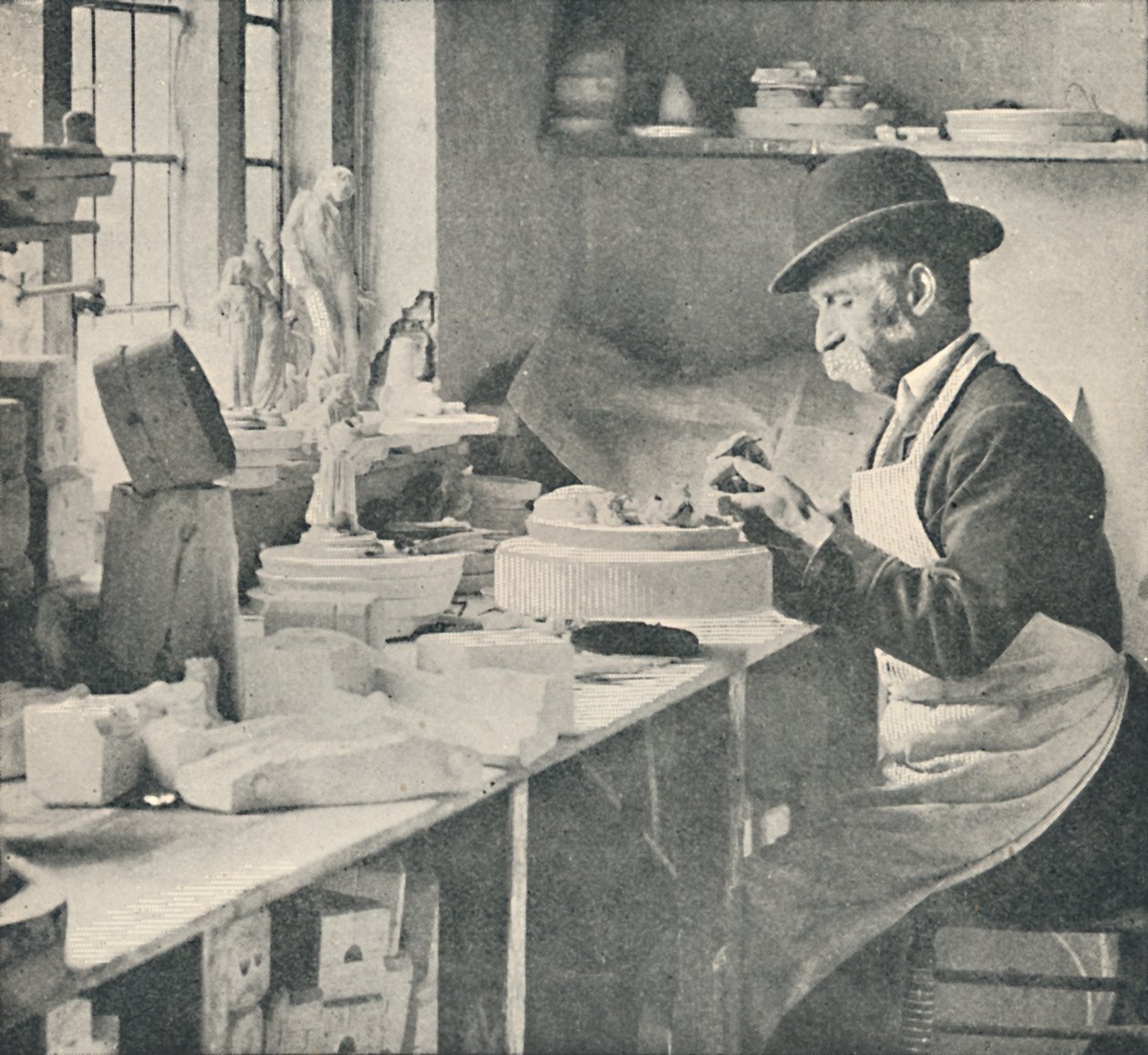 Nyers agyag részeinek kivágása, c1917 alkotó: Unbekannt