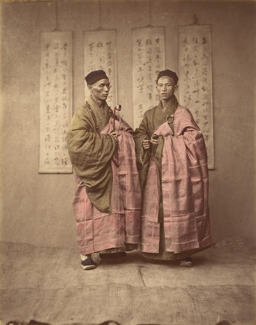 [Két kínai férfi megfelelő hagyományos ruhában], 1870-es évek. alkotó: Unbekannt