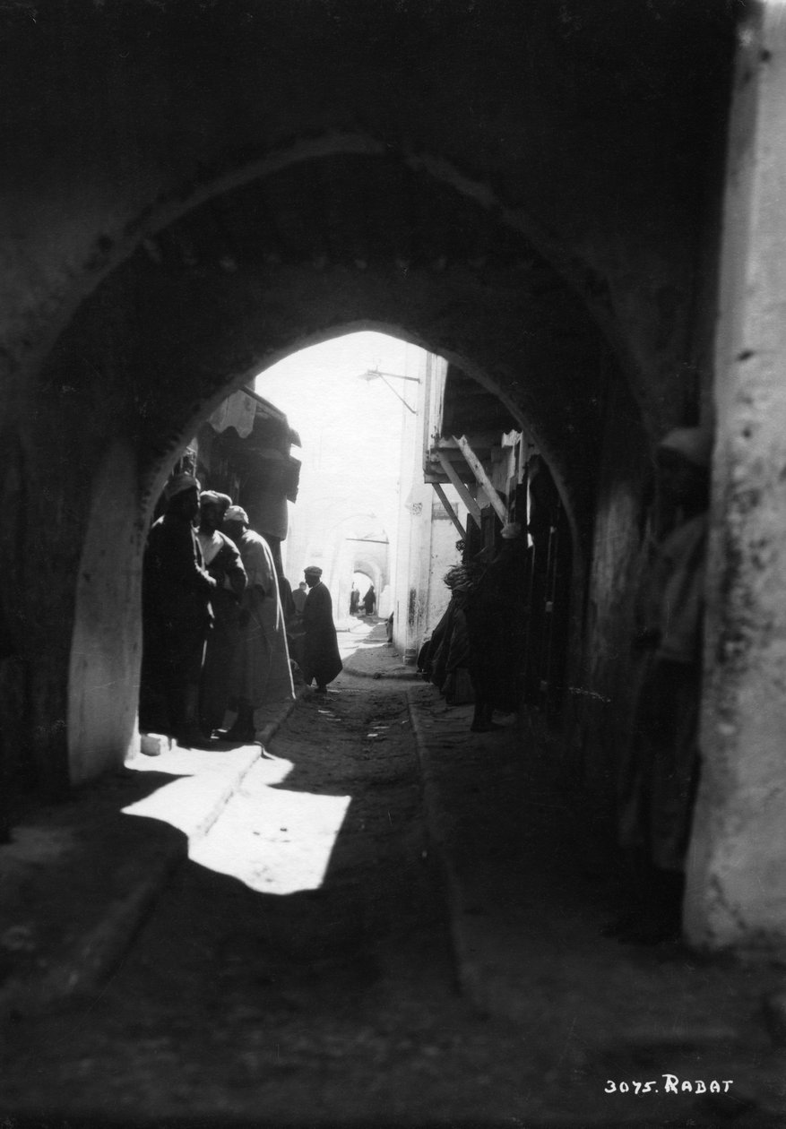 Kilátás egy boltíven keresztül, Rabat, Marokkó, 1920-c1930 alkotó: Unbekannt