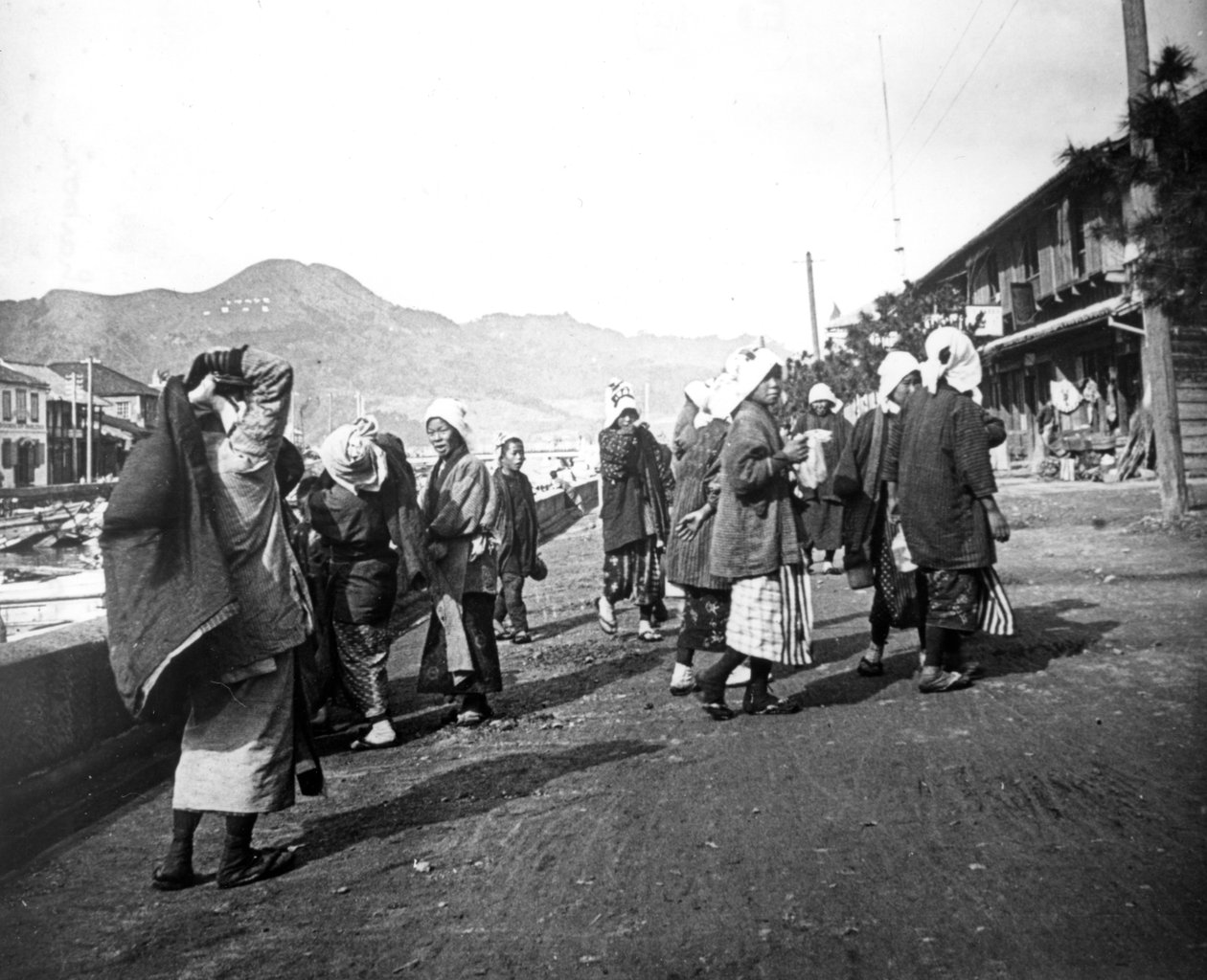 Nő, aki rengeteg szenet cipelt, Nagaszaki, Japán, c1900 alkotó: Unbekannt