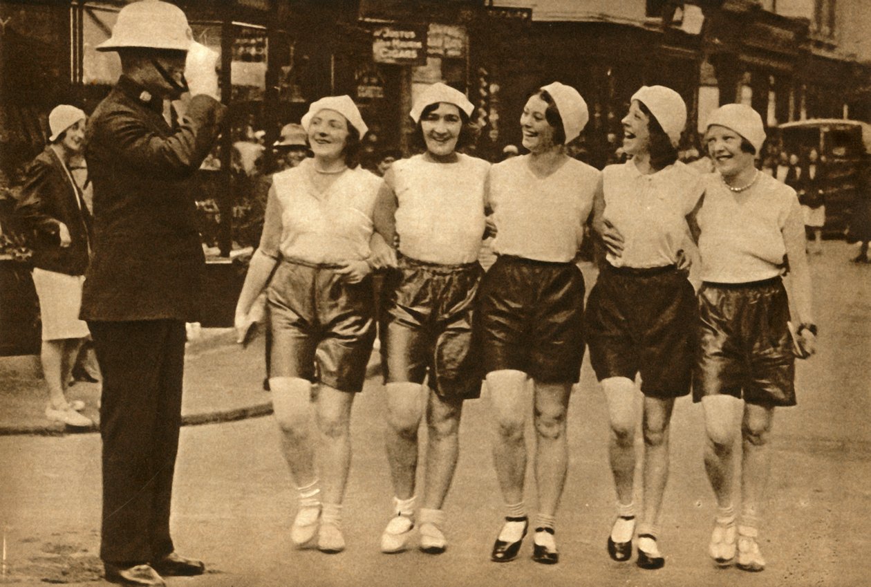 Rövidnadrágot viselő nők, 1930, 1933. alkotó: Unbekannt