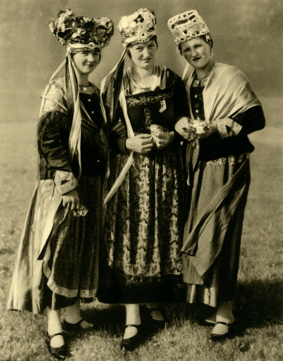 Fiatal nők népviseletben, Stájerország, Ausztria, c1935. alkotó: Unbekannt