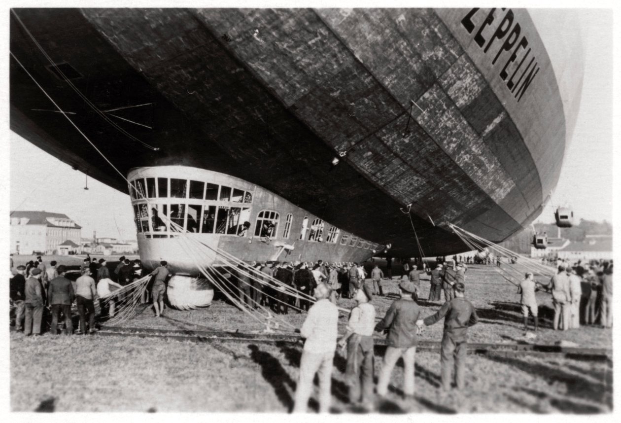 Zeppelin LZ 127 Graf Zeppelin leszállás után, 1933 alkotó: Unbekannt