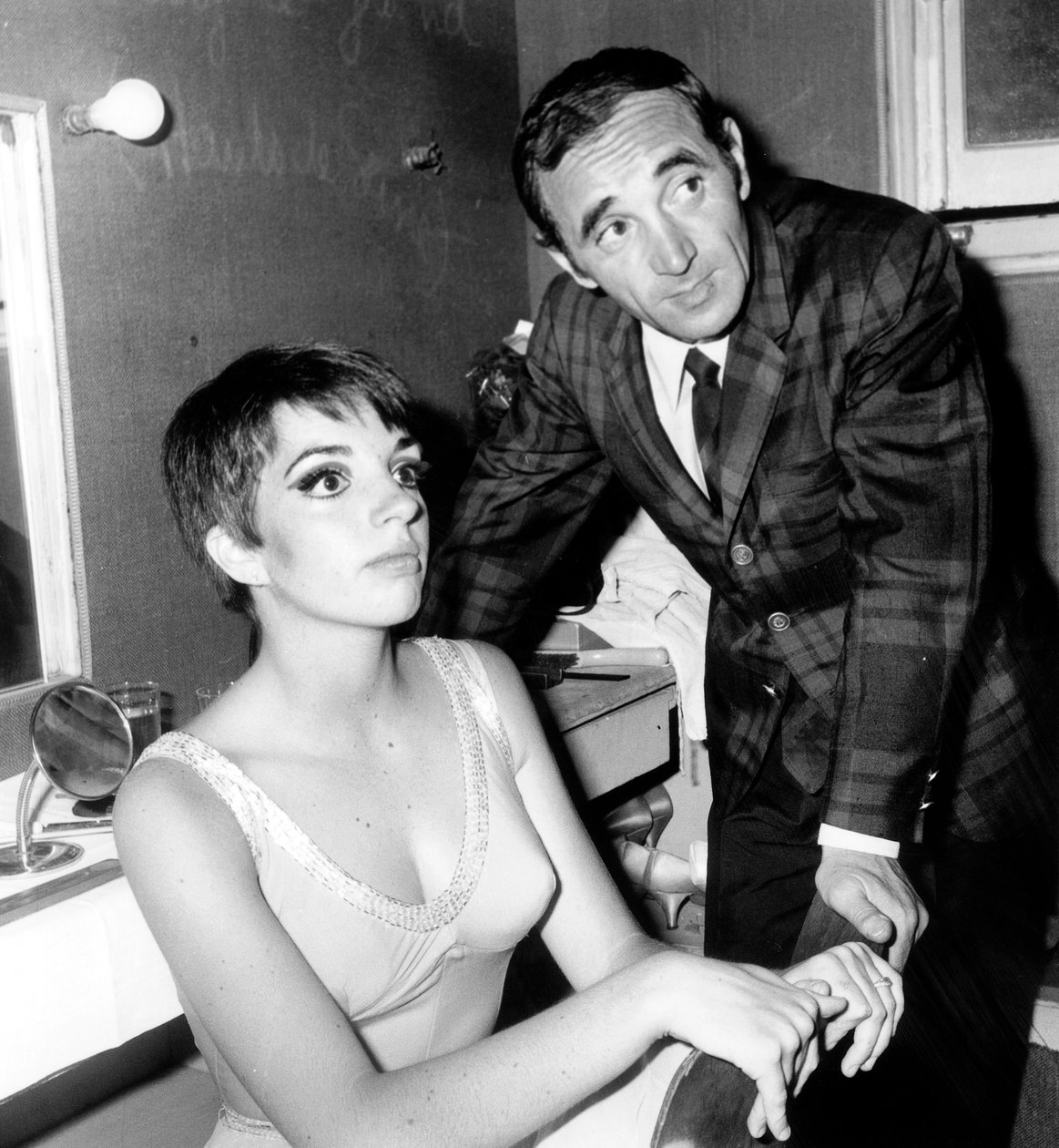 Charles Aznavour francia énekes gratulál Liza Minnellinek az Olympia kulisszái mögött 1966. május 16-án alkotó: Unbekannt Unbekannt