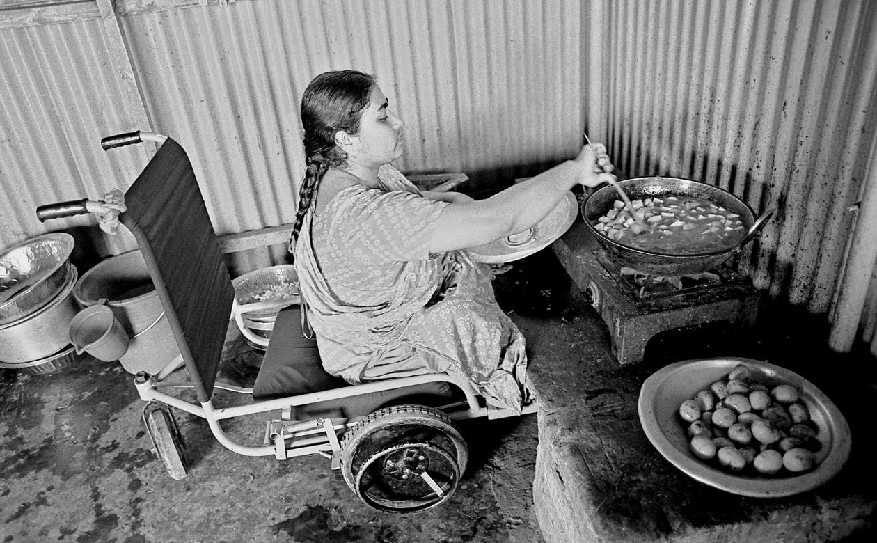 Egy mozgássérült nő ételt készít kollégáinak a The Center for the Rehabilitation of the Paralysed, CRP-ben, Savarban (Dhaka, Banglades). 2005. alkotó: Unbekannt Unbekannt