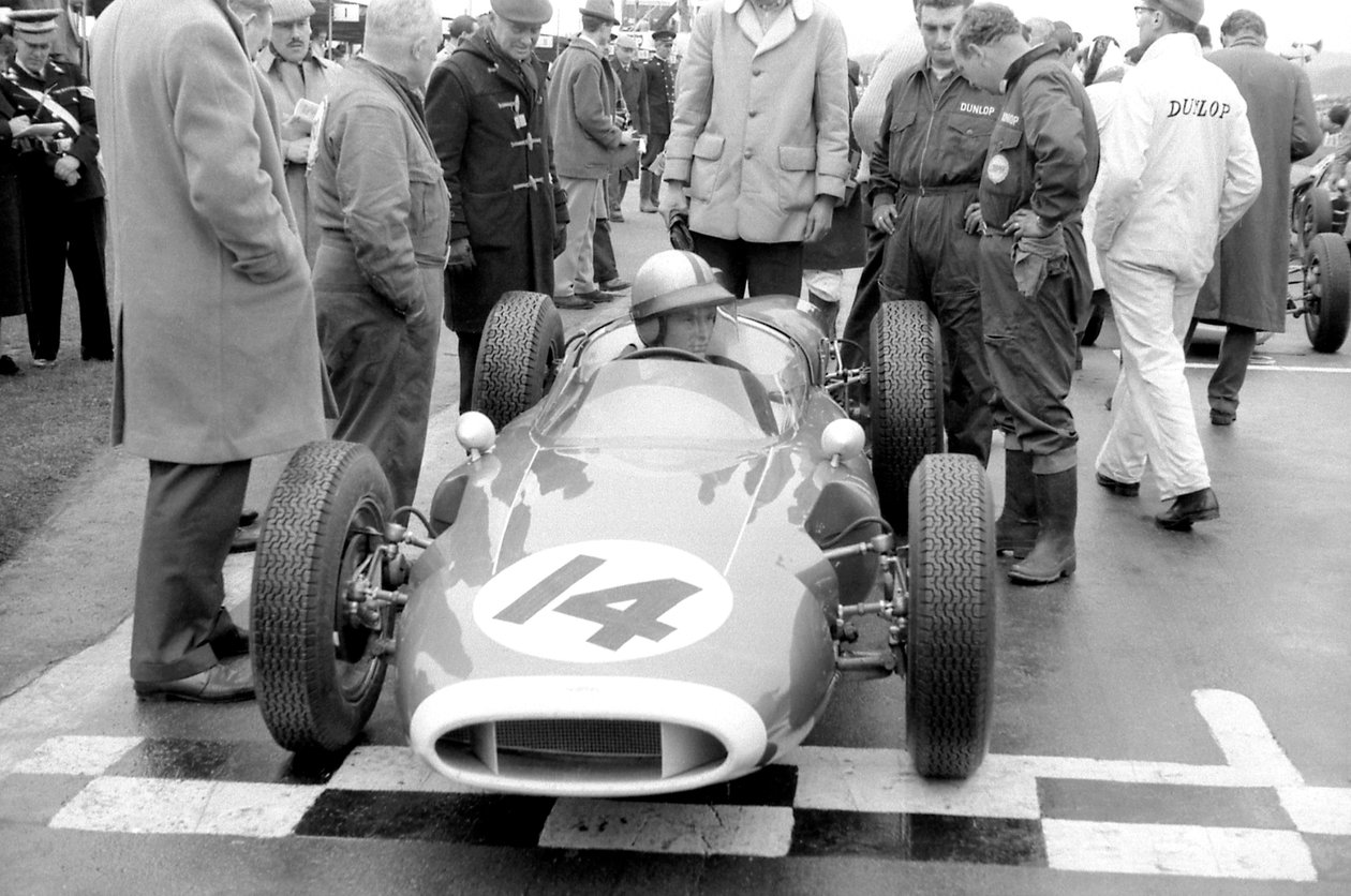 Bruce McLaren Tommy Atkins kádárjában a rajtrácsban, 1961 alkotó: Unbekannt Unbekannt