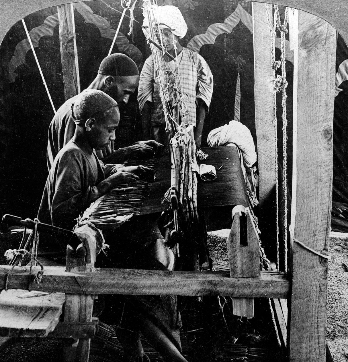 Kendőszövők, Kasmír, India, 1900-as évek. alkotó: Underwood and Underwood