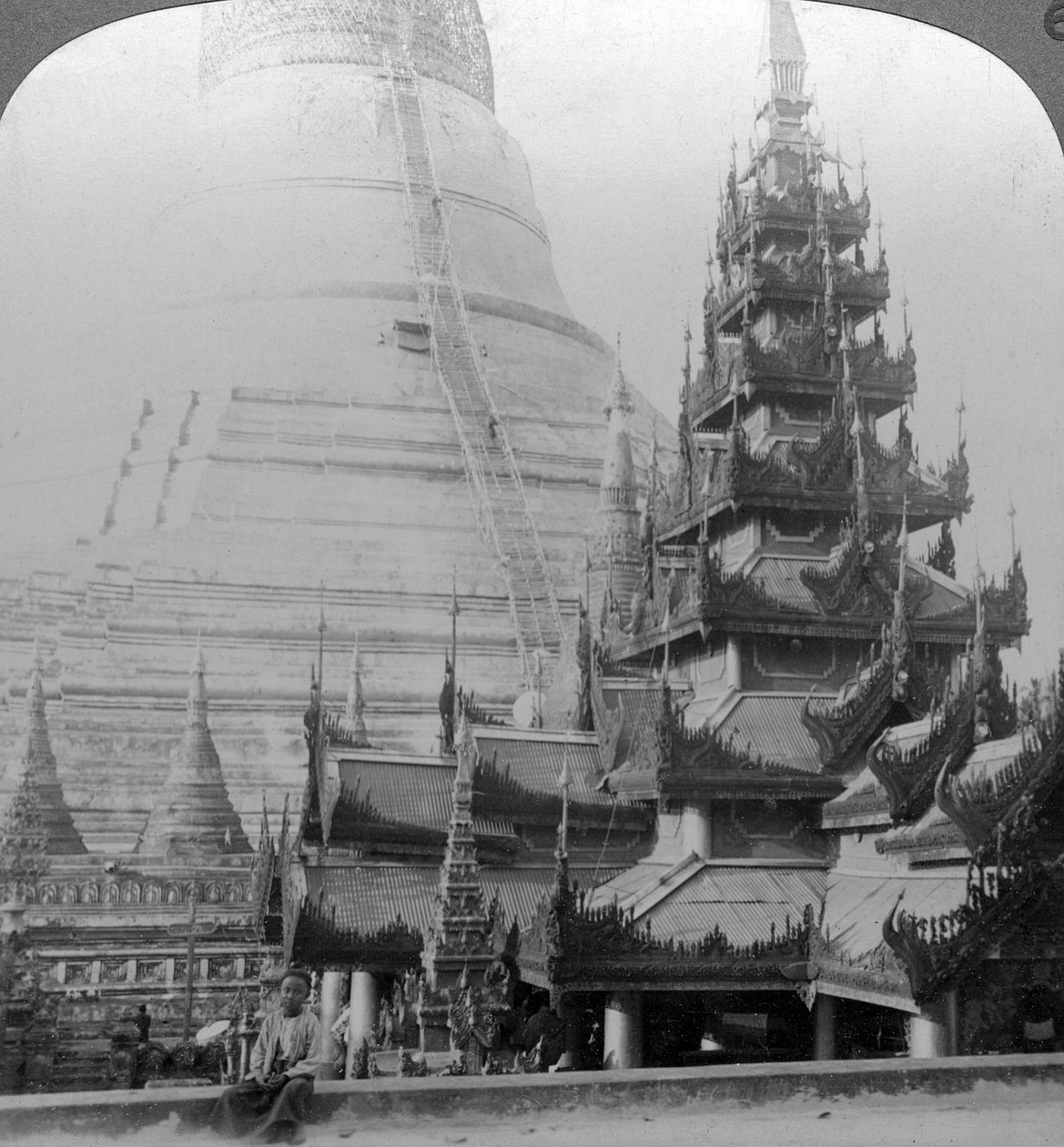 Shwedagon Pagoda, Rangoon, Burma, 1900-as évek. alkotó: Underwood and Underwood