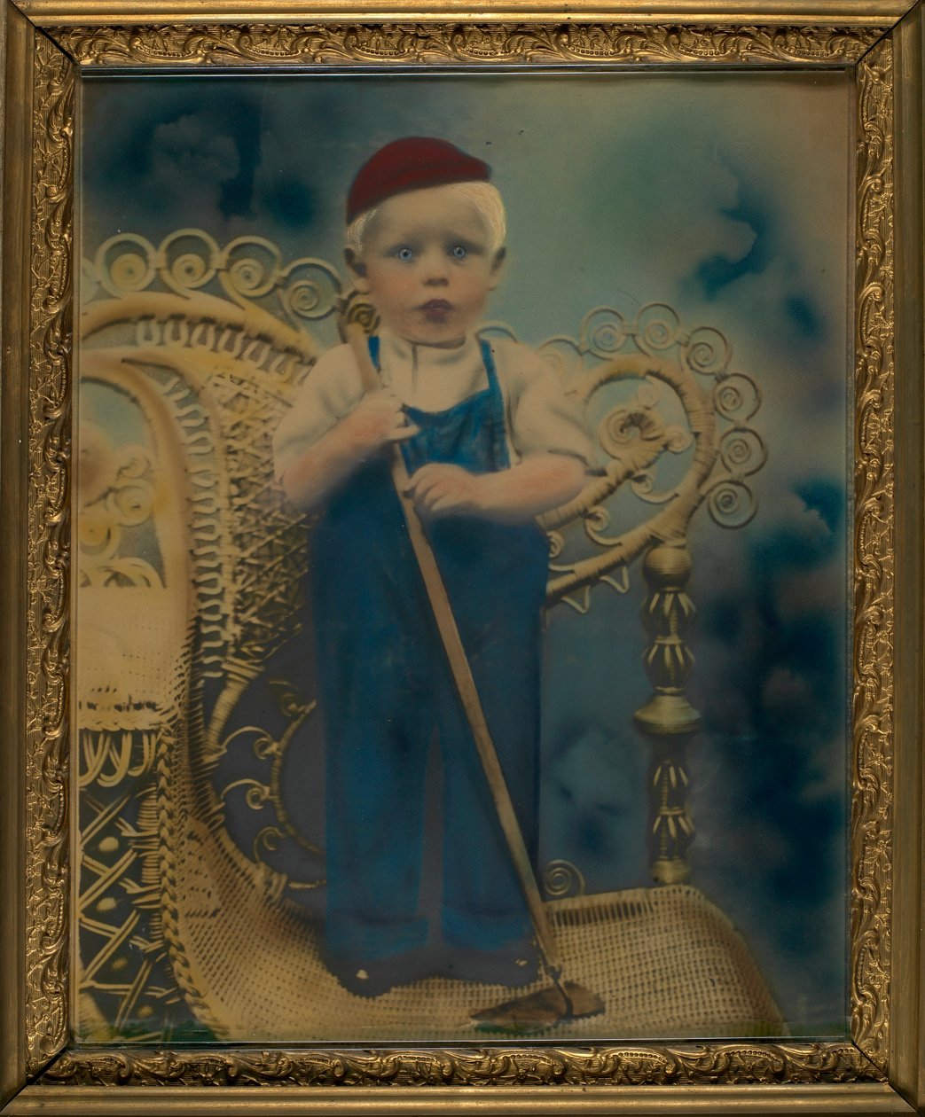 Fiú áll a fonott széken alkotó: Unidentified
