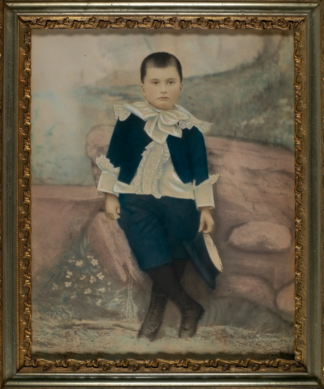 Fiú divatos kék öltönyben alkotó: Unidentified