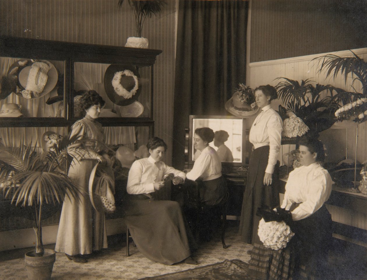 Öt hölgy egy szőnyegboltban alkotó: Unidentified