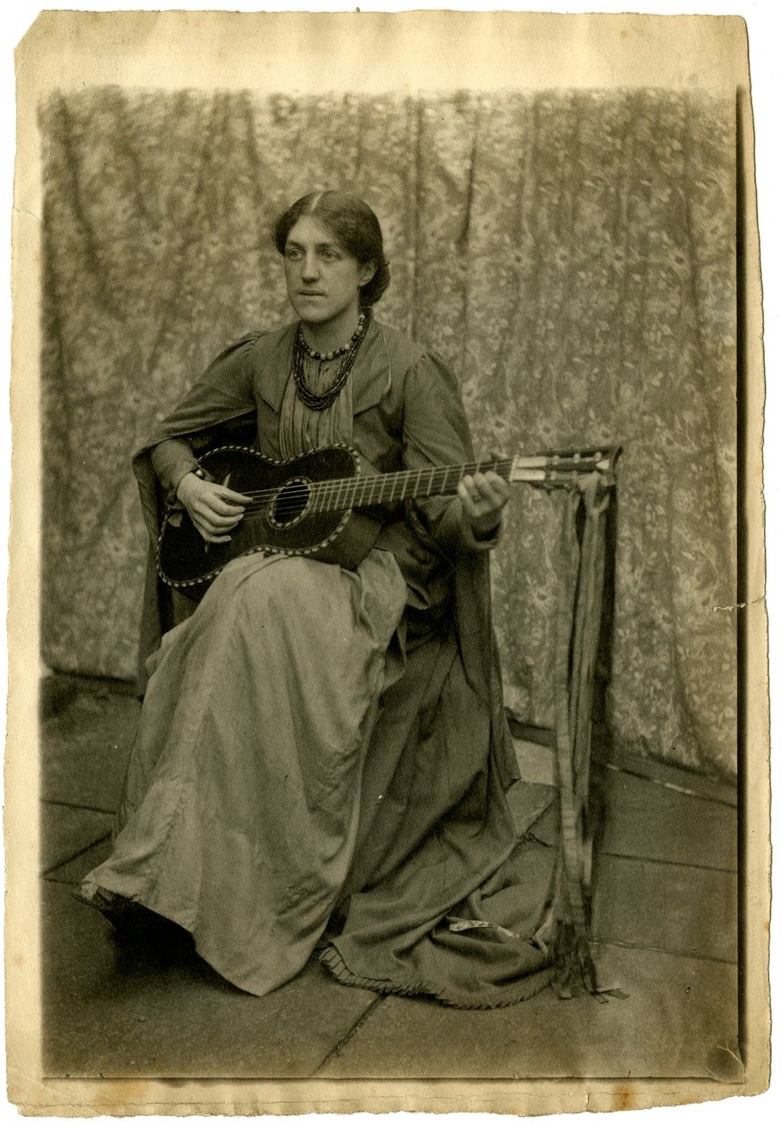May Morris gitárral, 1886 körül (szépia fotó) alkotó: Unknown