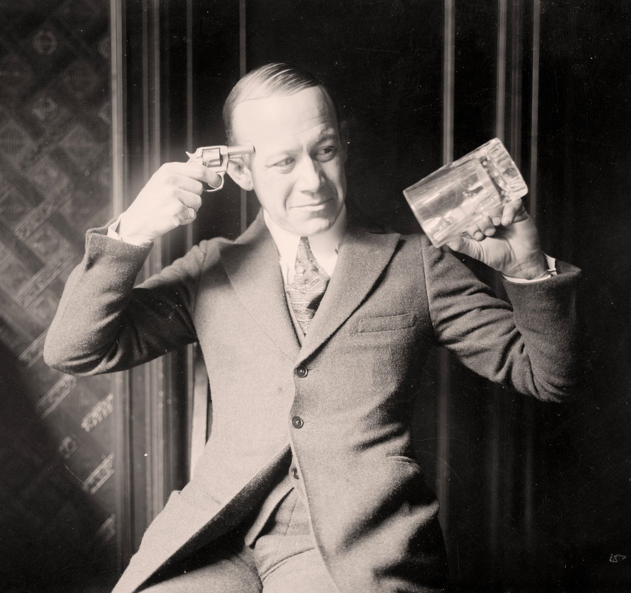 Ernie Hare a tiltás miatti nemtetszését utánozza, 1920 körül alkotó: Unknown