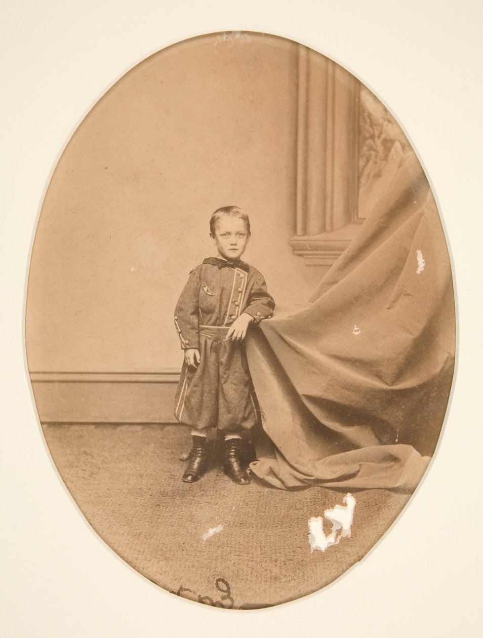 Egy álló fiú portréja alkotó: Unknown
