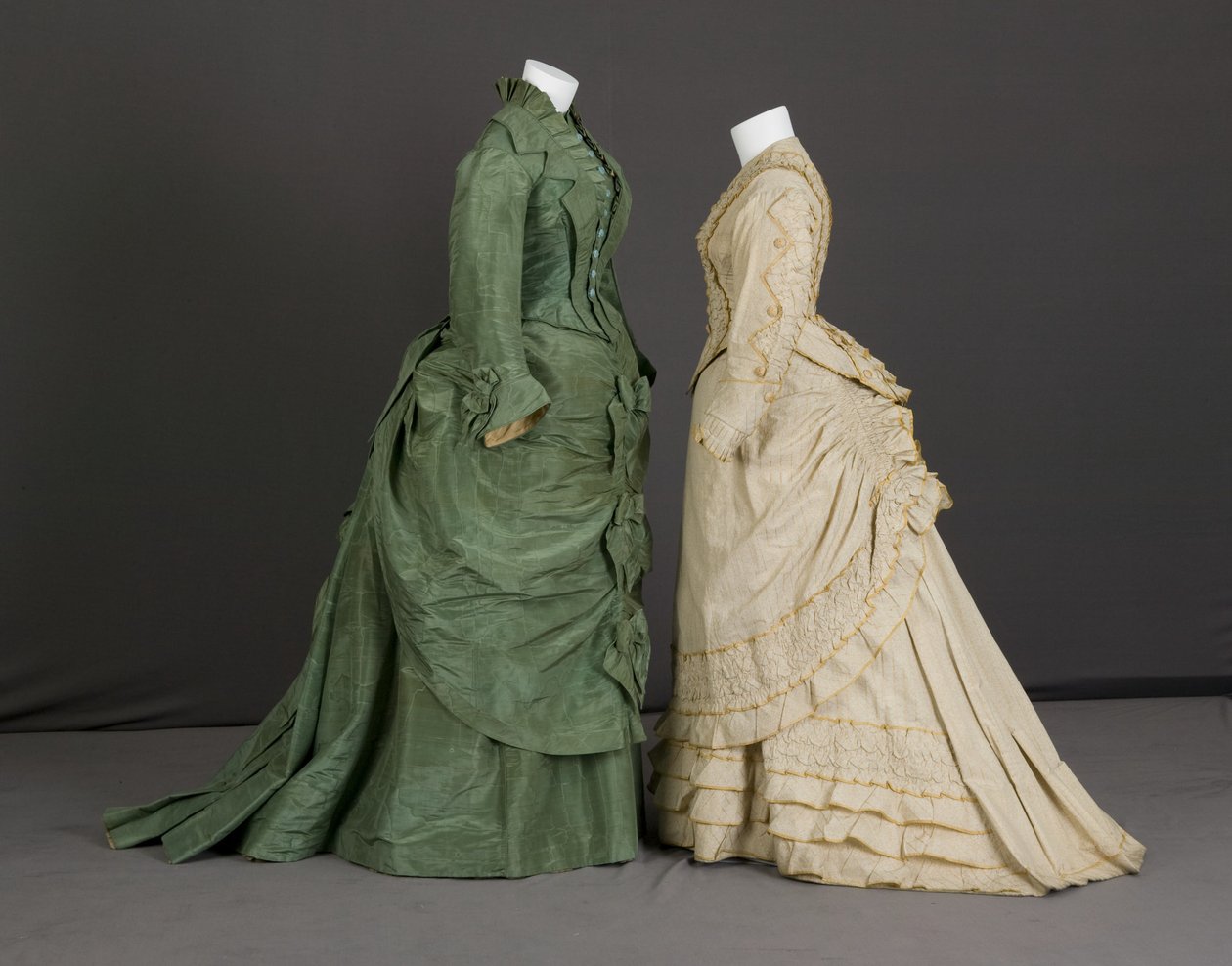 Trousseau ruha alkotó: Unknown artist