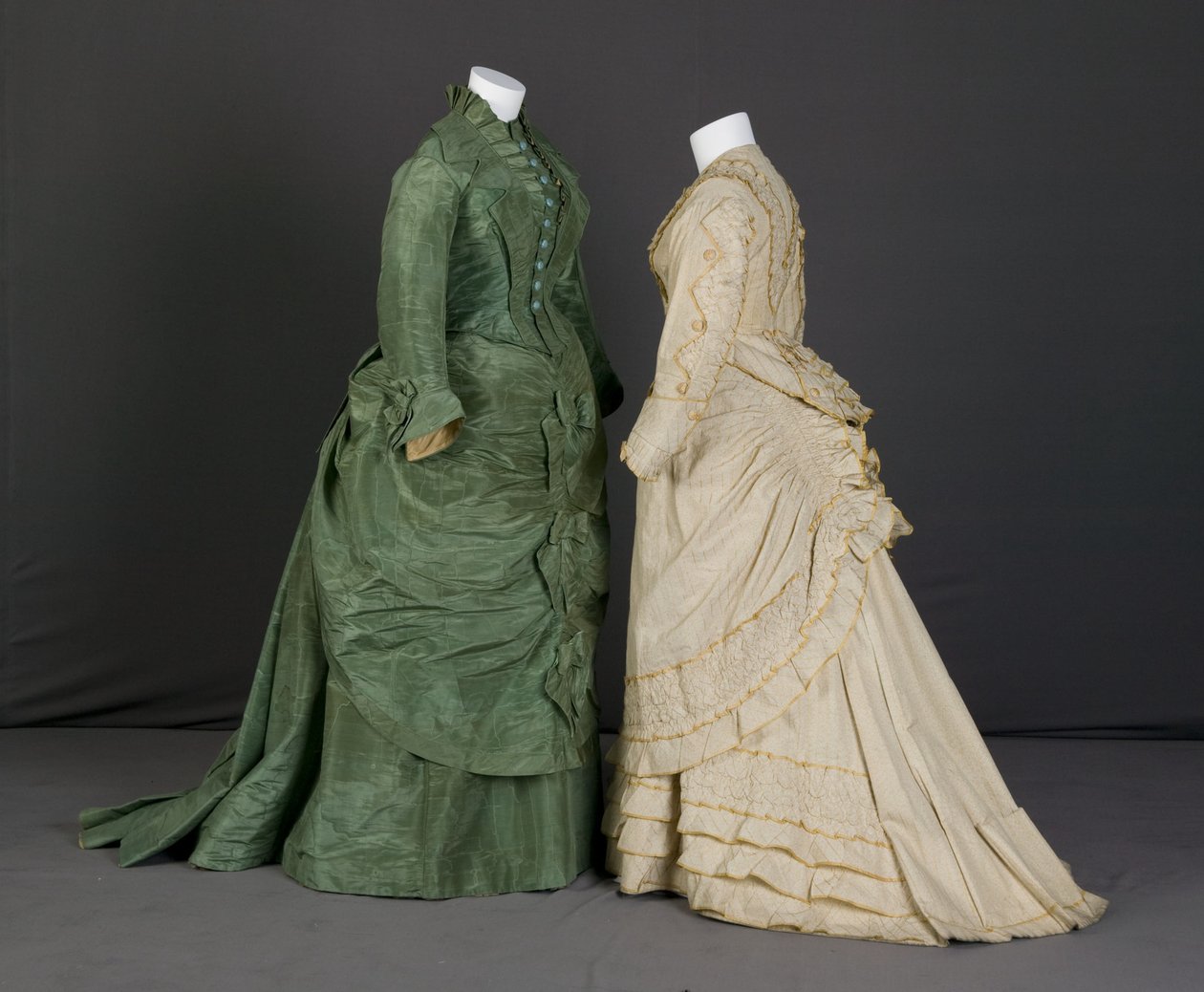 Trousseau ruha alkotó: Unknown artist