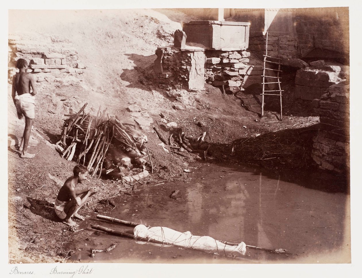 Benares Burning Ghât, 1885 körül (szépia fotó) alkotó: Unknown photographer