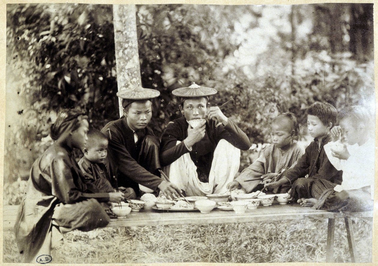Vietnami étkezés közben, v.1895. alkotó: Unknown photographer