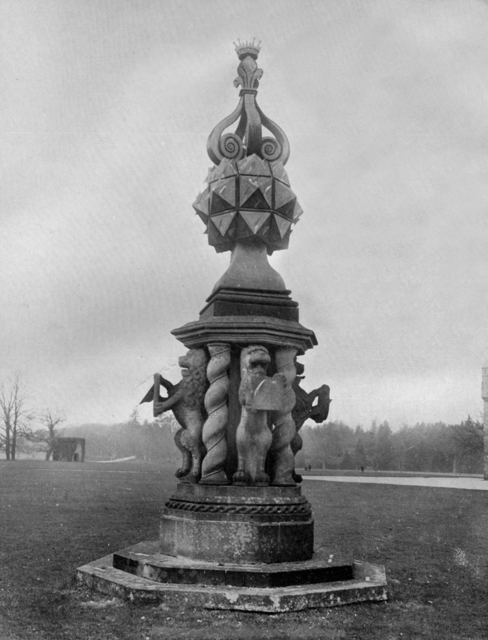 A napóra, Glamis kastély, 1924-1926. alkotó: Valentine and Sons Ltd