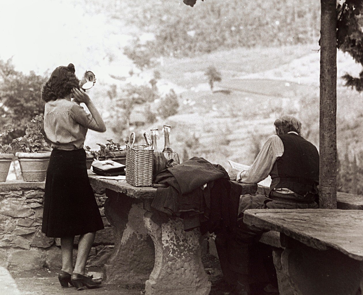 Emberek piknikezés közben, 1955-60 körül (fekete-fehér fotó) alkotó: Vincenzo Balocchi