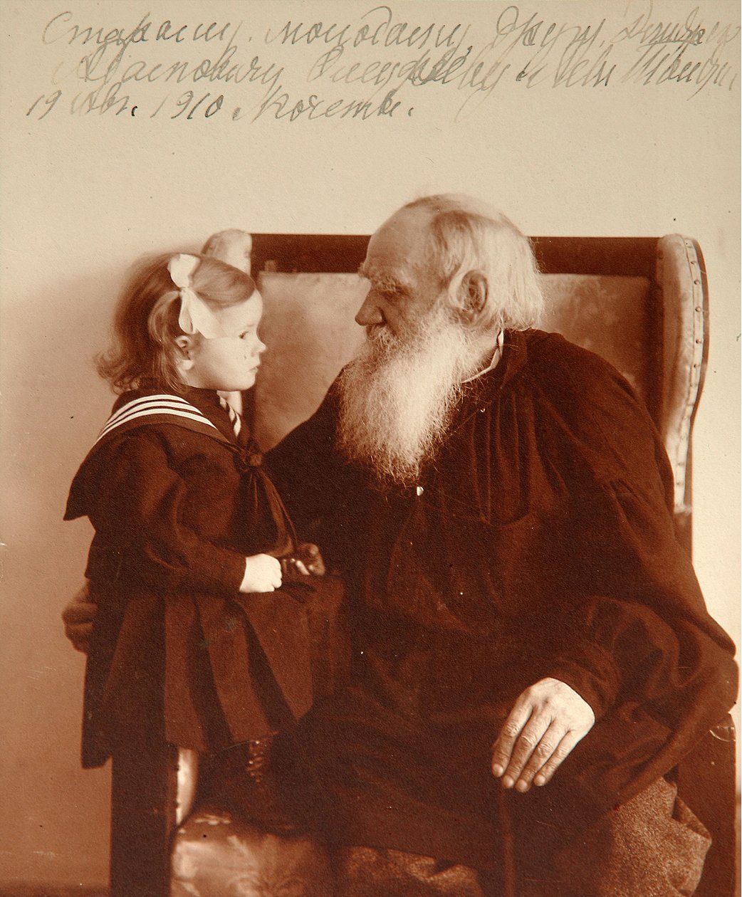 A szerző Leon Tolsztoj unokájával, Tatjánával Jasznaja Poljanában, 1910 (bw fotó) alkotó: Vladimir Grigorievich Chertkov