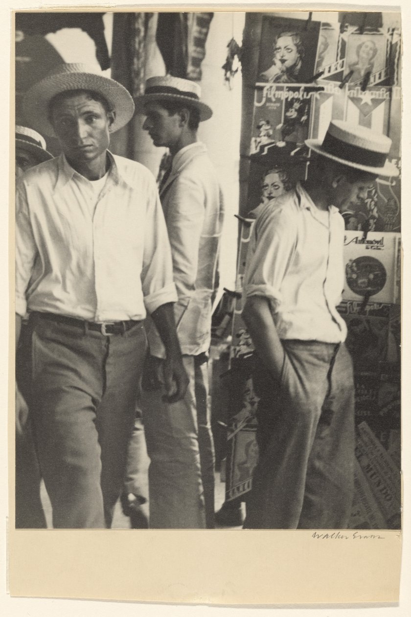 Emberek a Havanna belvárosában Cipőpucoló újságosbódéban alkotó: Walker Evans