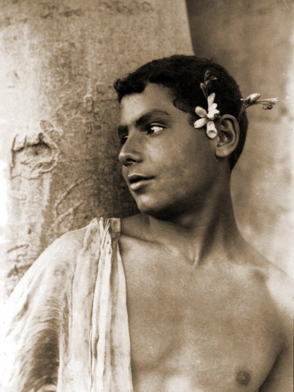 Tanulmány egy fiúról virággal a hajában, Nápoly, 1899 körül (szepia fotó) alkotó: Baron Wilhelm von Gloeden