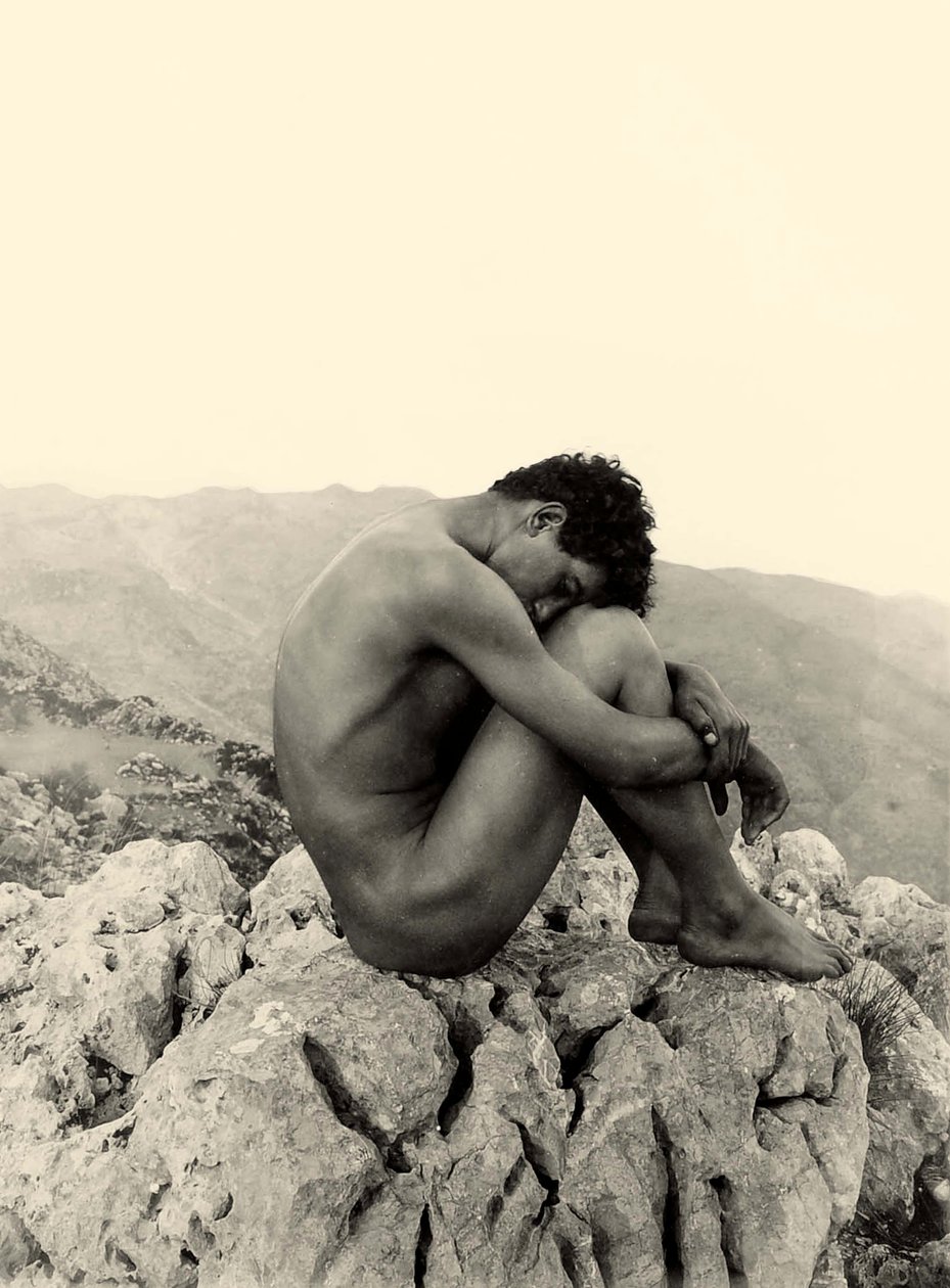 Tanulmány egy férfi aktról egy sziklán, Taormina, Szicília, 1900 körül (szépia fotó) alkotó: Baron Wilhelm von Gloeden