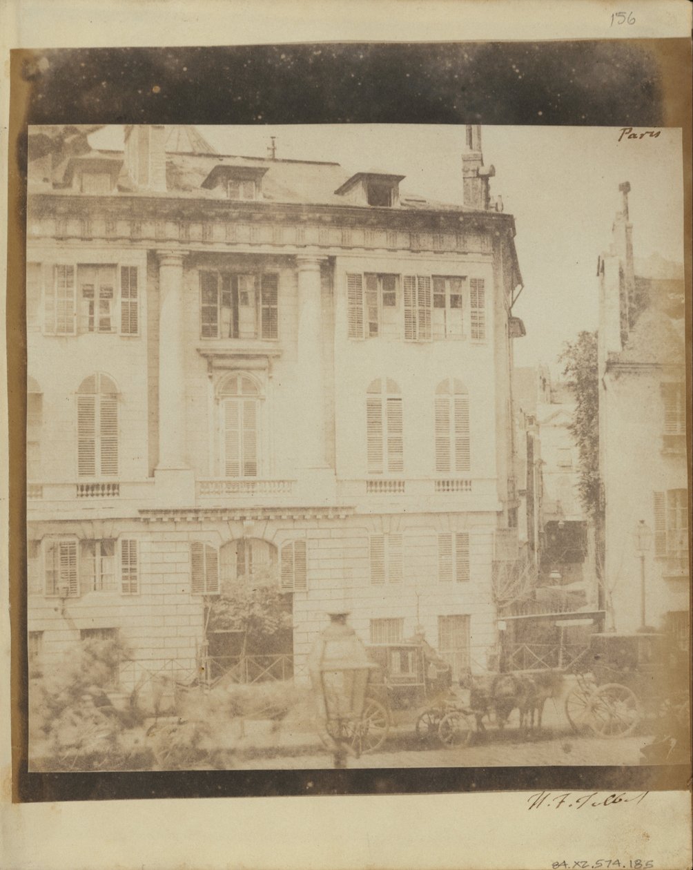 Kocsik egy párizsi rezidencia előtt. alkotó: William Henry Fox Talbot
