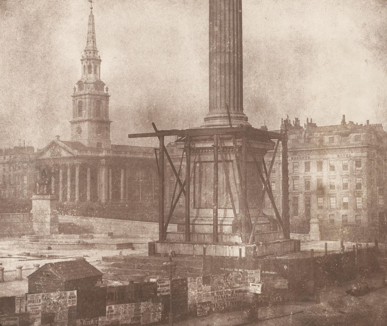 A Nelson -oszlop a Trafalgar téren építés alatt alkotó: William Henry Fox Talbot