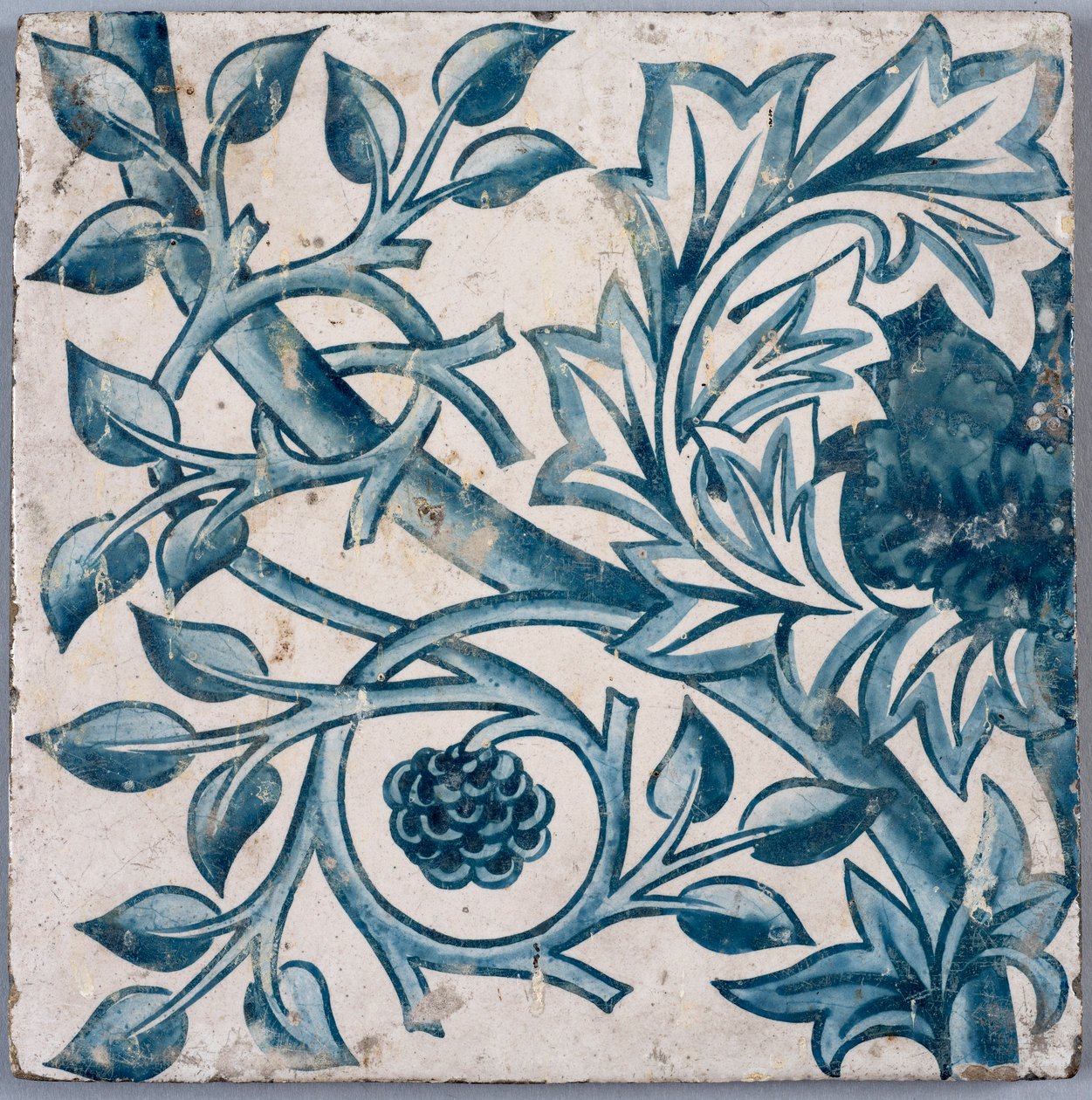 Kék virág motívum. Csempe, 1870-1880-as évek. alkotó: William Morris